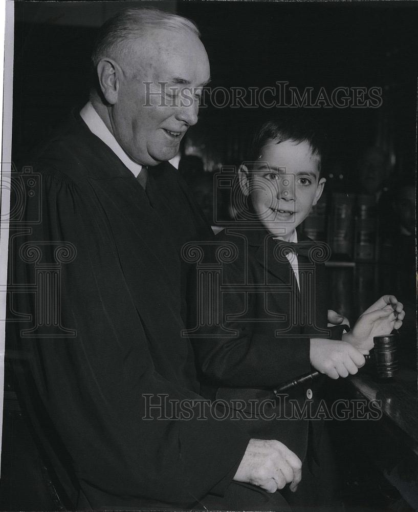 1962 Press Photo Judge John V Mahoney, Grandson Thomas B Mahoney - RSL82287 - Historic Images