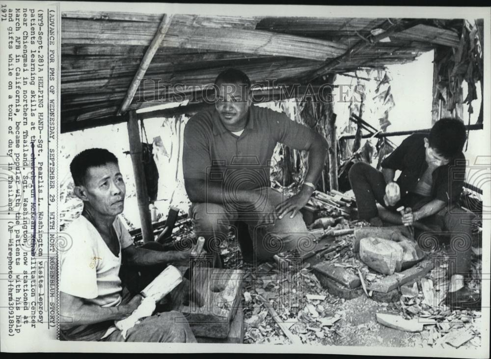 1971 Press Photo Sgt Pearlis L Washington visits Leprsoy patients Thailand - Historic Images