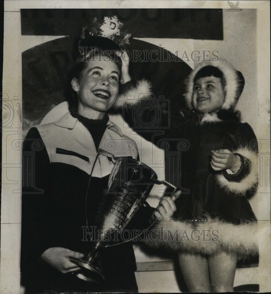 1952 Press Photo Diana Weeks crowned Dartmouth&#39;s Ice Carnival Queen - RSL40591 - Historic Images