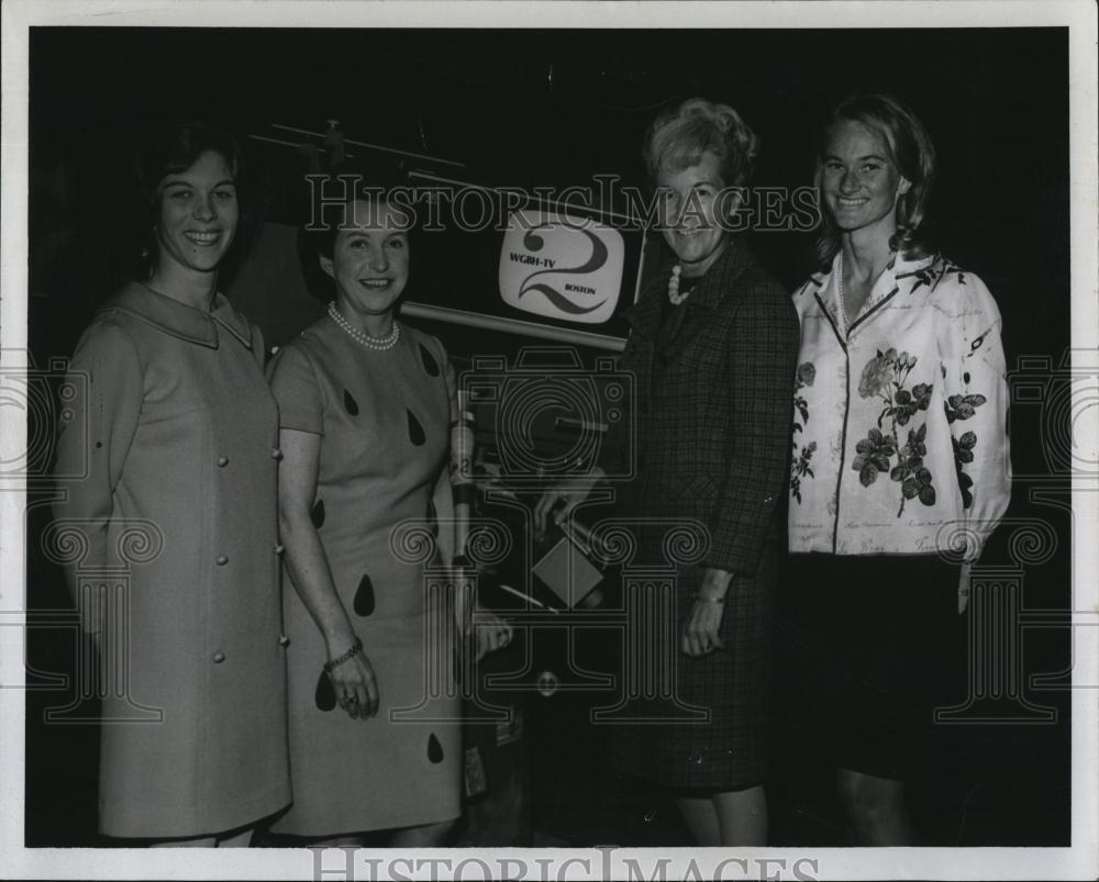 1968 Press Photo Mrs Keith Carlson Mrs Albert Goodhue ready for auction - Historic Images