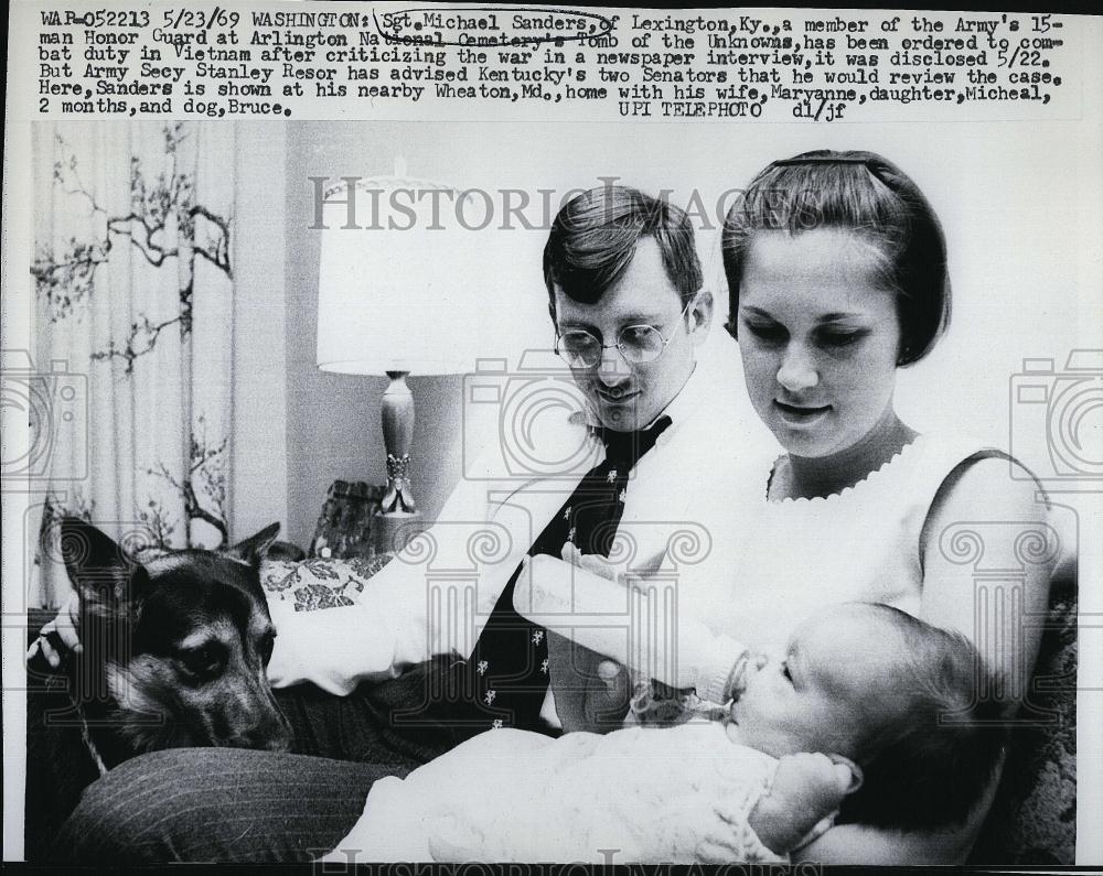 1969 Press Photo Sgt Michael Sanders with Wife Maryanne and Daughter Micheal - Historic Images