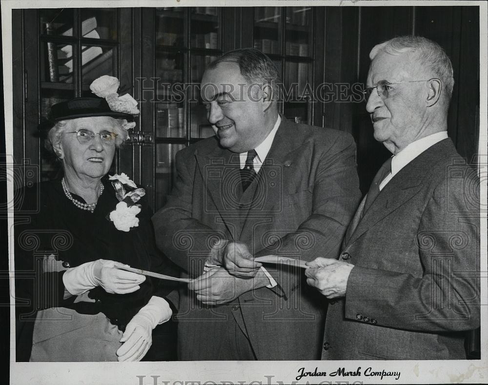 1951 Press Photo Ed Mitton gives checks to workers at Half Century Club - Historic Images