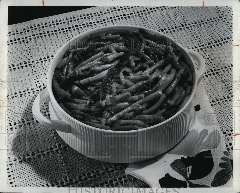 1975 Press Photo Green Beans with Bacon Dressing Adding Flavor - RSL96949 - Historic Images