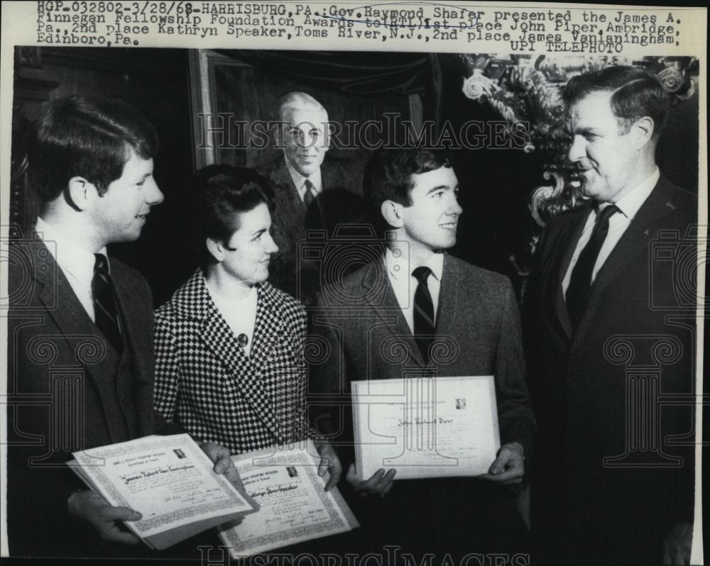 1968 Press Photo GovRaymond Shafer give Finnegan Fellowship Foundation Award - Historic Images