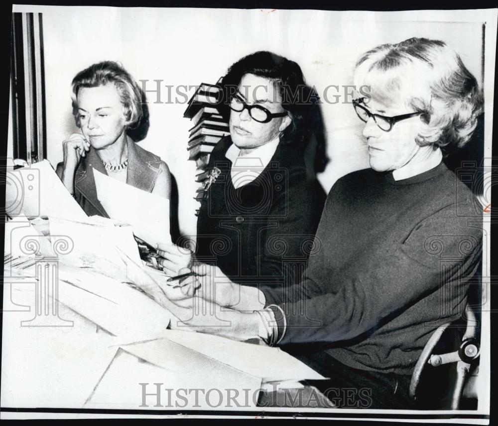 1969 Press Photo Staff of TV entertainer Art Linkletter check fan mail - Historic Images