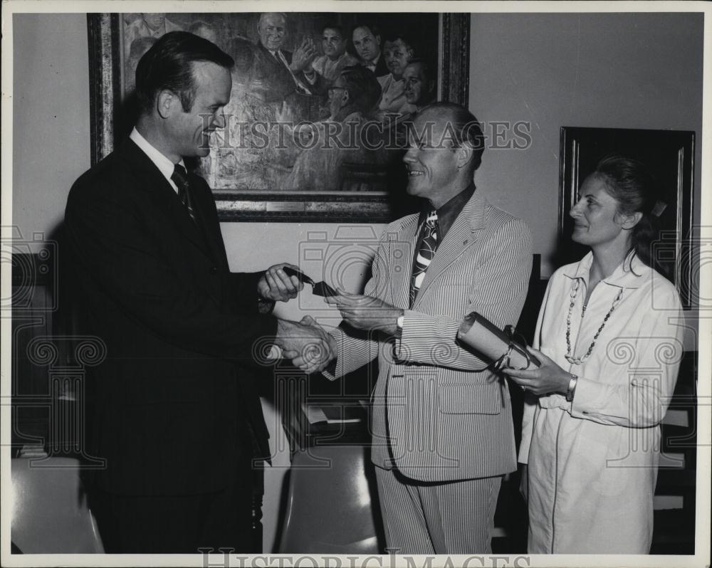 1973 Press Photo Dr Charles Sanders receives Golden Trowel Award - RSL40503 - Historic Images