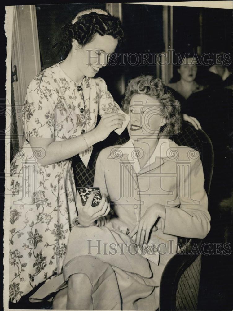 1944 Press Photo Helen Dahill Gives a facial treatment to Ethyle Wiggin - Historic Images