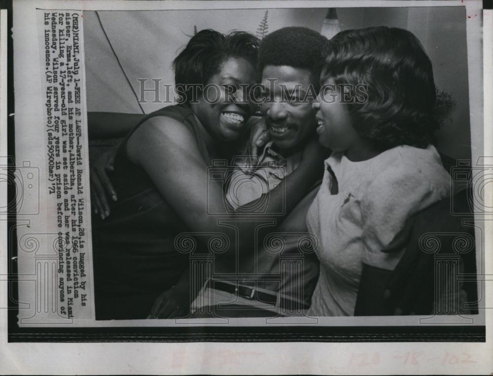 1971 Press Photo David R Wilson,released from prison , innocent found 4 yrslate - Historic Images