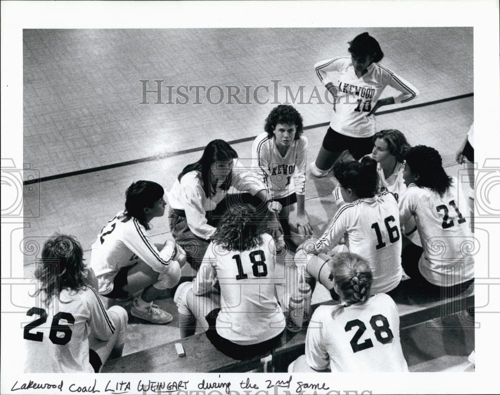 Press Photo Volleyball Coach at Lakewood Lita Weingart - RSL67945 - Historic Images