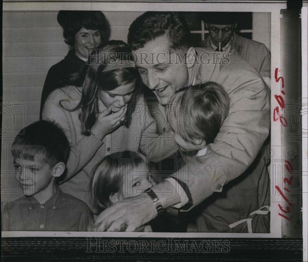 1967 Press Photo Vladimir Kazan-Komarek with his Children - RSL99397 - Historic Images