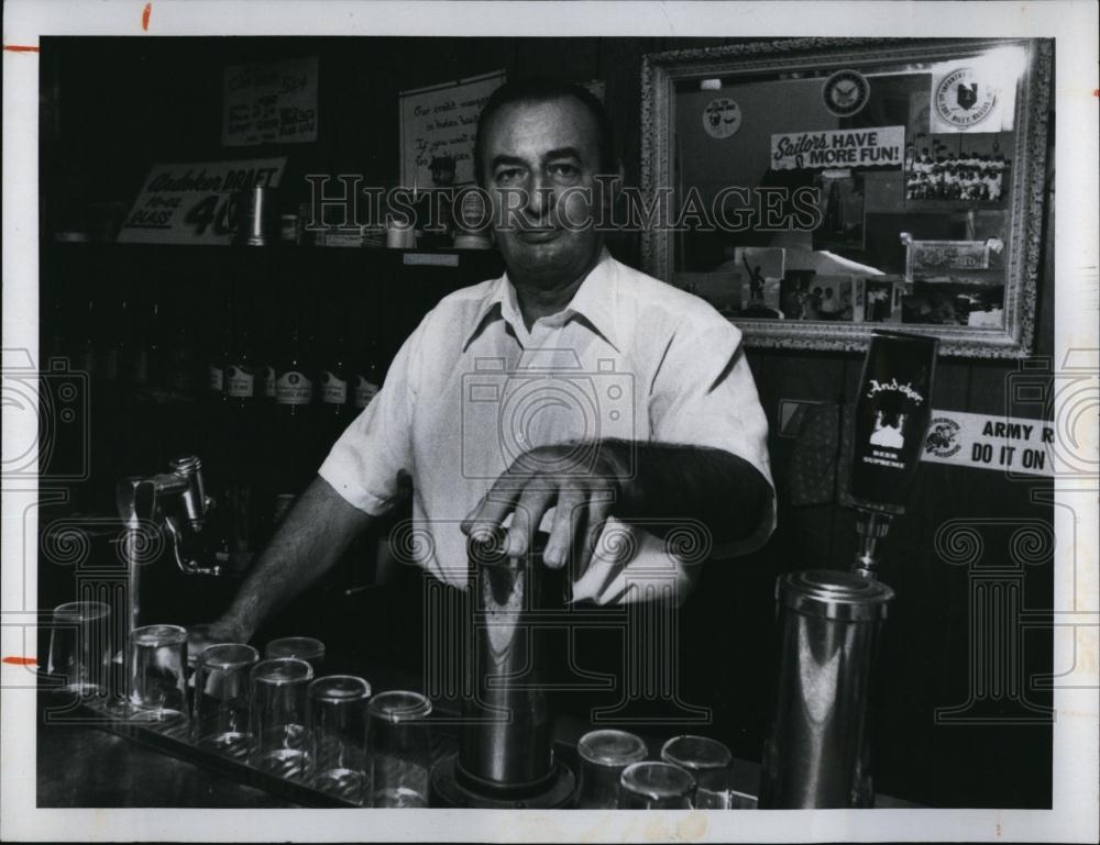 1975 Press Photo Nick Panagotacos Owner of The Stick &amp; Rudder Bar - RSL96665 - Historic Images