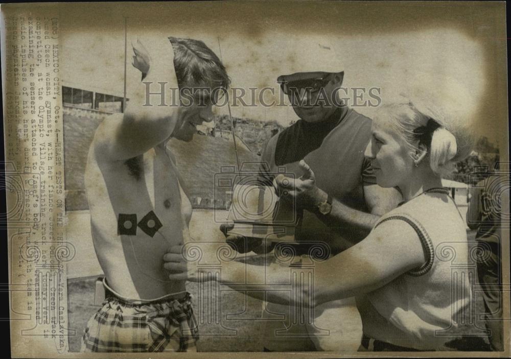 1968 Press Photo Vera Caslavska Czeck Woman gymnast with fiance Josef - Historic Images