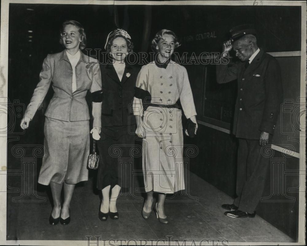 1951 Press Photo Mrs Earl Warren With Daughters in Grand Central Station - Historic Images