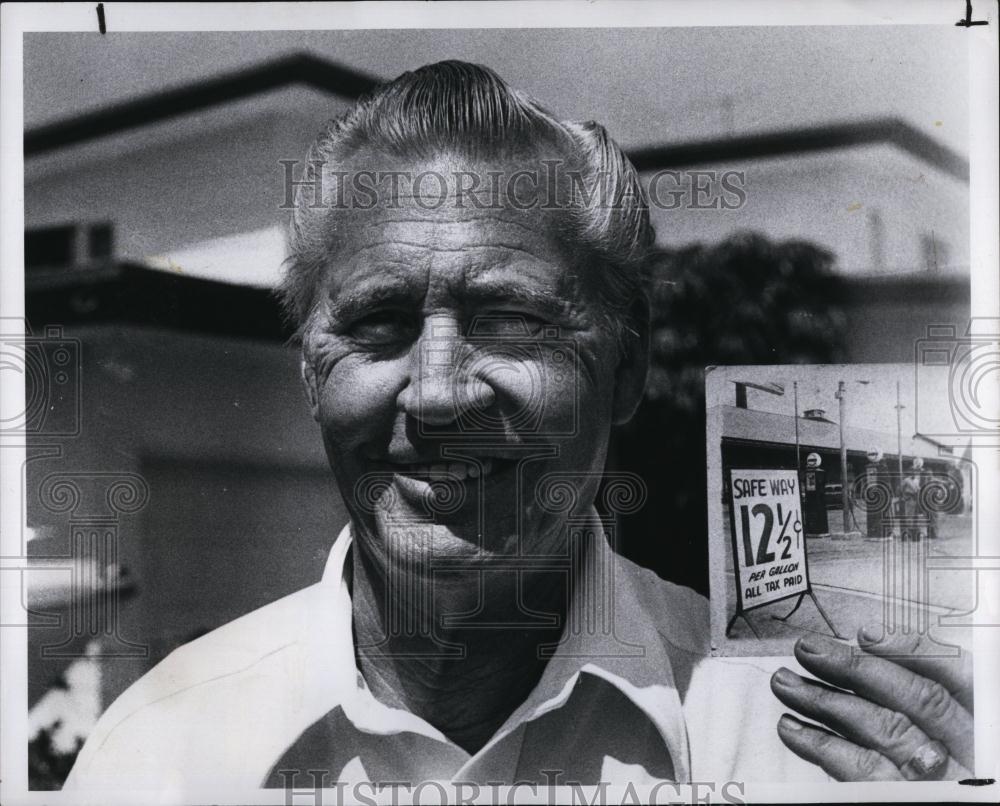 1979 Press Photo Claude Robertson Holding Gas Price Sign from 1937 - RSL99841 - Historic Images