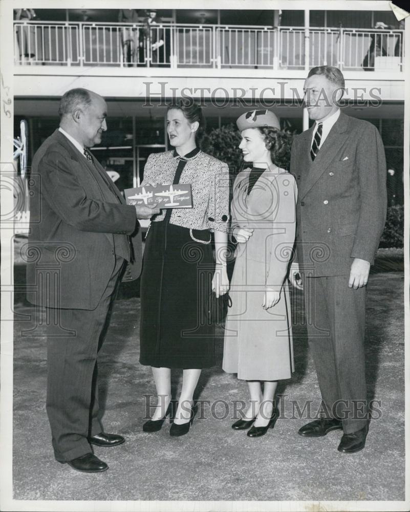 1952 Press Photo Edward Mitton, Elizabeth Russell, Betty Pitt, Mt Rhodes - Historic Images