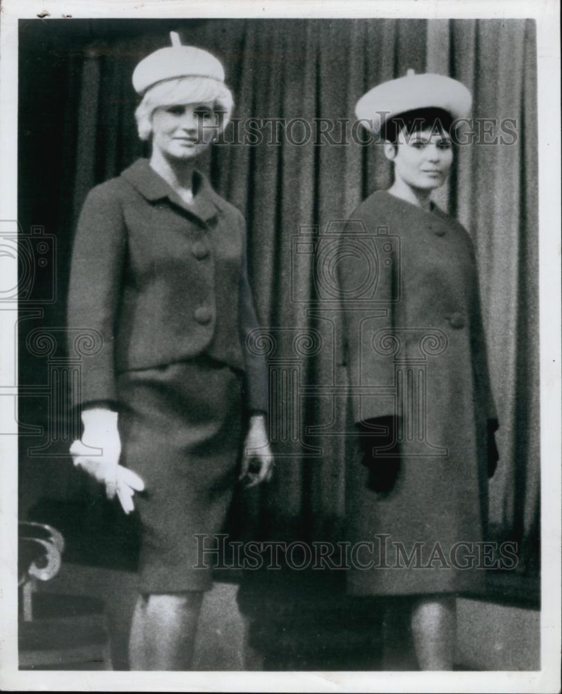 1963 Press Photo Two Women Model Red Wool Suits In Russia At Dom Modelli - Historic Images