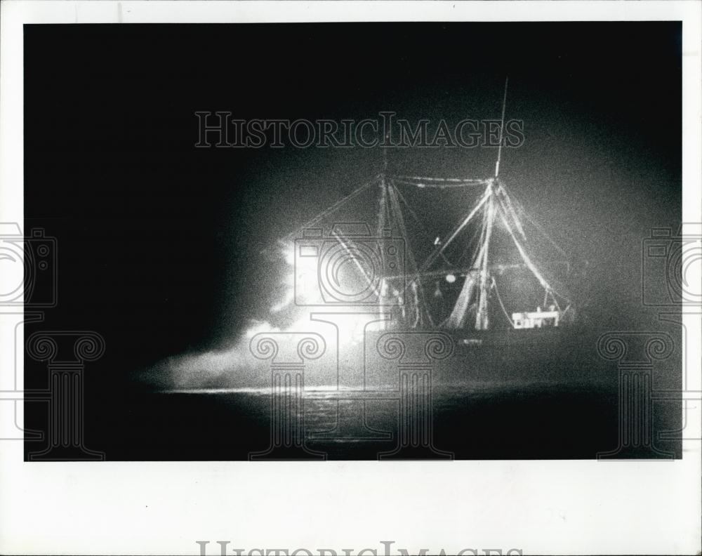 1981 Press Photo Captain Greg Shrimp Boat Fire, Sam Dally, David Stafford - Historic Images