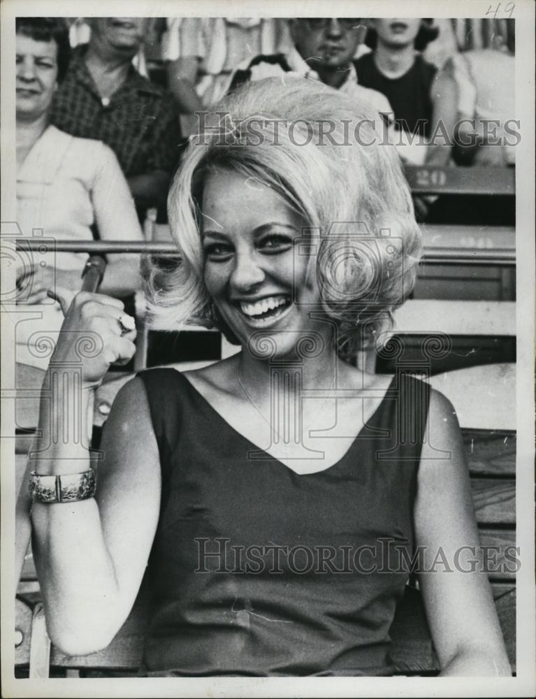 Press Photo Miss Minnesota Elizabeth Janie Carroll Giving Thumbs Up Baseball - Historic Images