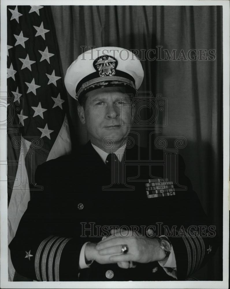 1964 Press Photo Captain Leon I Smith Jr USS Boston Naval - RSL43093 - Historic Images