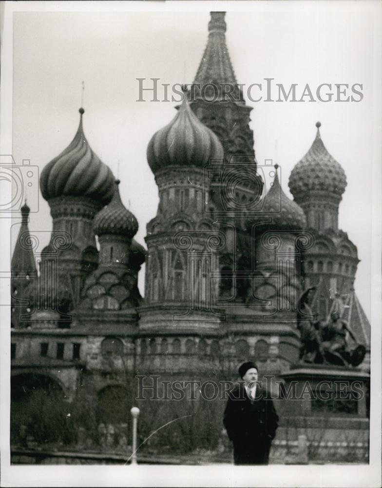 1953 Press Photo Foreign News Analyst William Ryan Poses At St Basils In Moscow - Historic Images