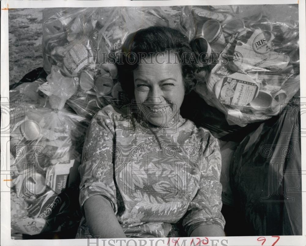 1970 Press Photo MrsEarl Welden,Anti-litter Chairman,lying by thousand Cans - Historic Images