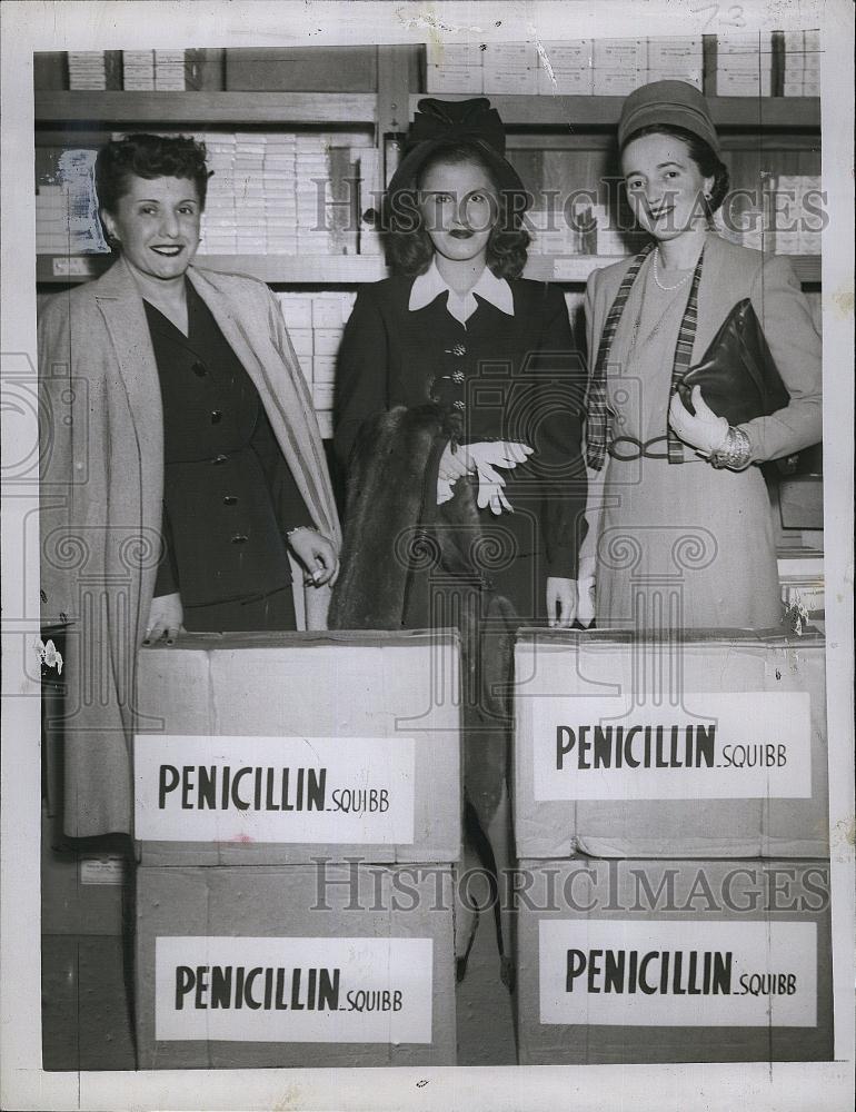 1946 Press Photo Piergrossi, Guarini, and Borghi Send Medical Supplies to Italy - Historic Images