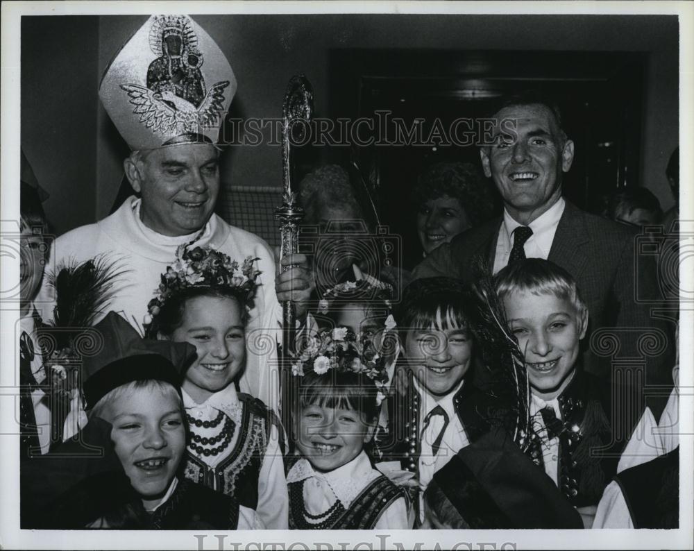 1984 Press Photo Father Populiceswz at St Anthony's Shrine - RSL86647 - Historic Images