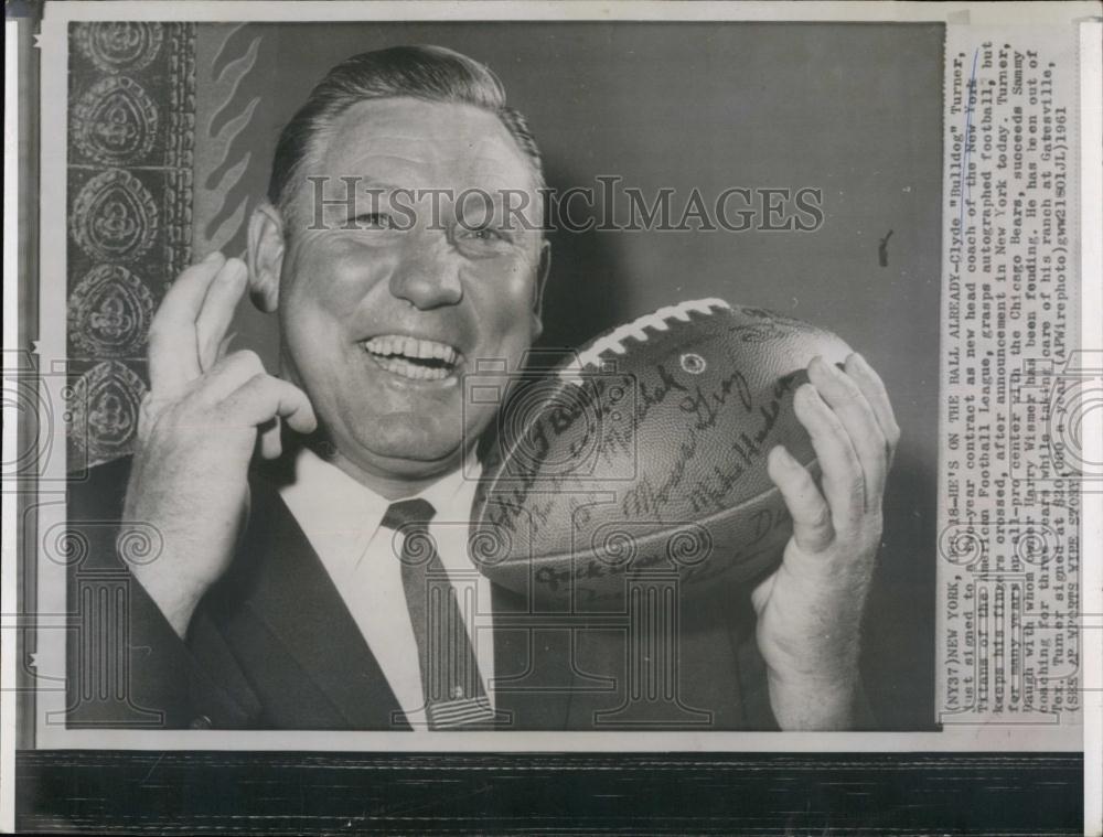 1961 Press Photo Clyde &quot;Bulldog&quot; Turner as head coach on NY Titans (Football) - Historic Images