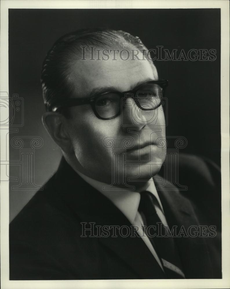 1966 Press Photo Theater Guild Executive Director Warren Caro Portrait - Historic Images