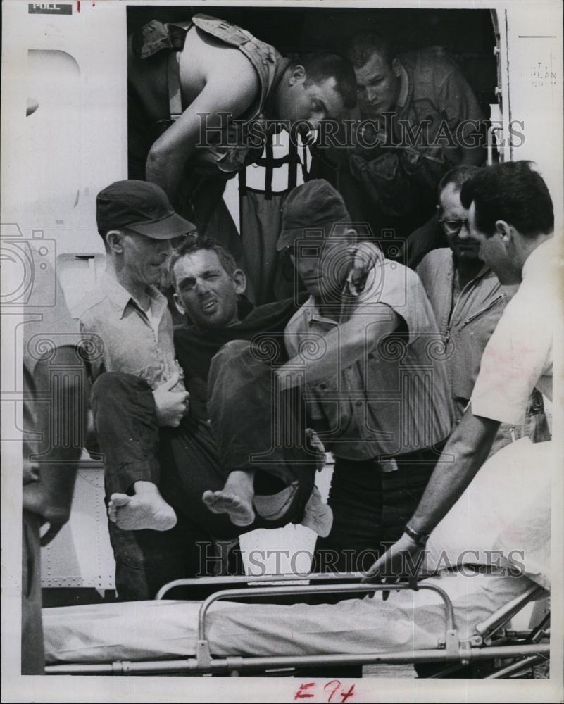 1963 Press Photo Kenneth Crosby,lifted from a cost guard Helicopter - RSL94793 - Historic Images