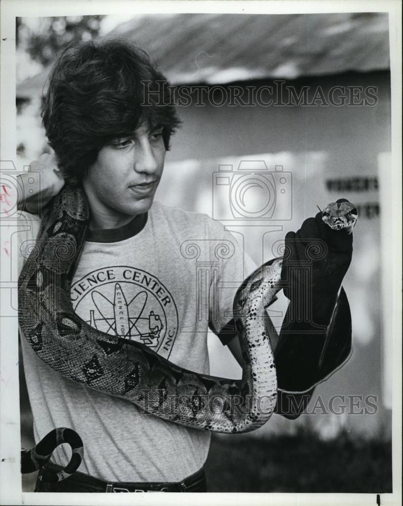 1980 Press Photo Pat Parisi of Largo Science Center takes a Snake from her cage - Historic Images