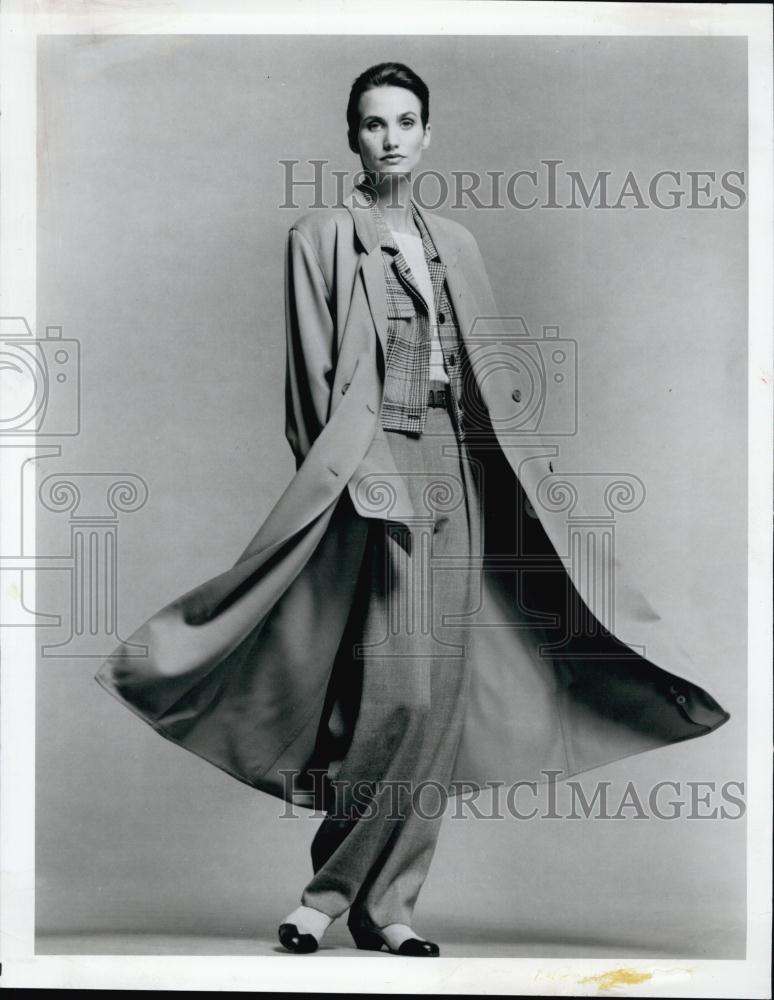 1988 Press Photo Clay Gabardine Trench Coat Over Jacket &amp; Short Sleeved &quot;Niki&quot; - Historic Images