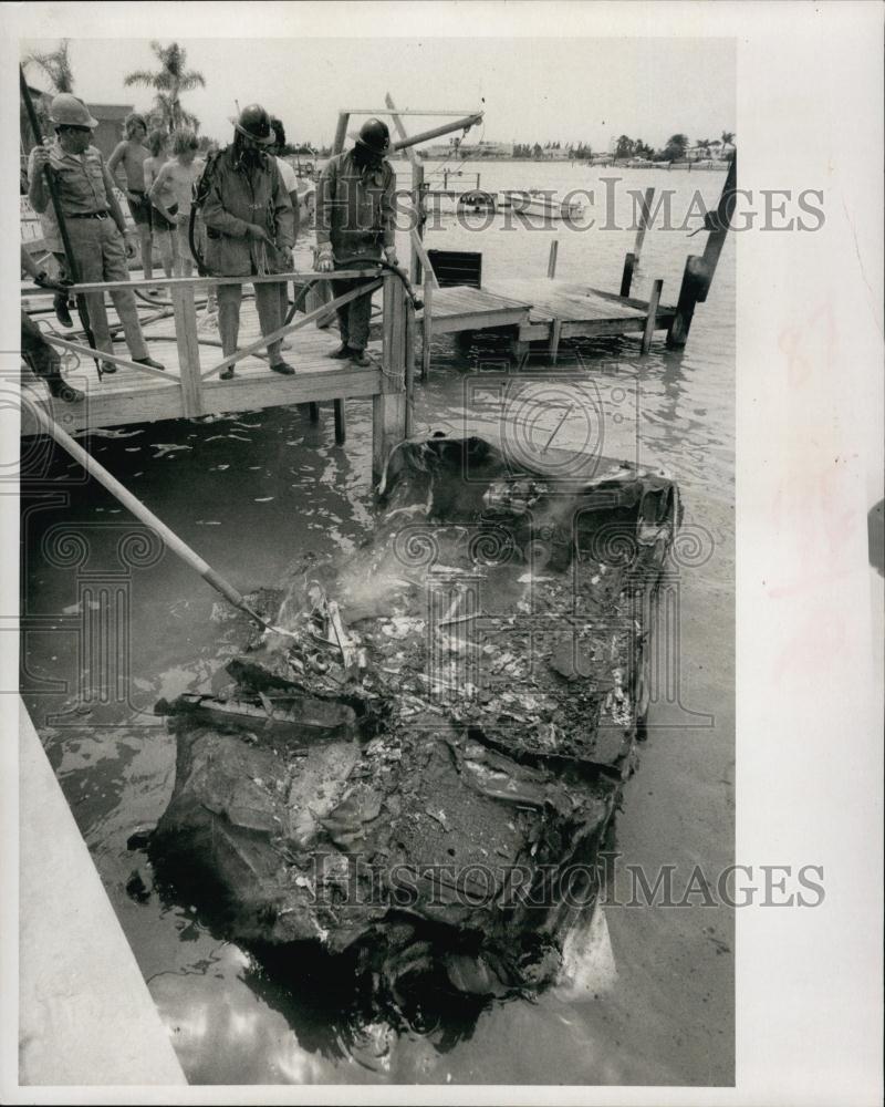 1971 Press Photo Boat burns in Boca Ciega Bay - RSL64801 - Historic Images