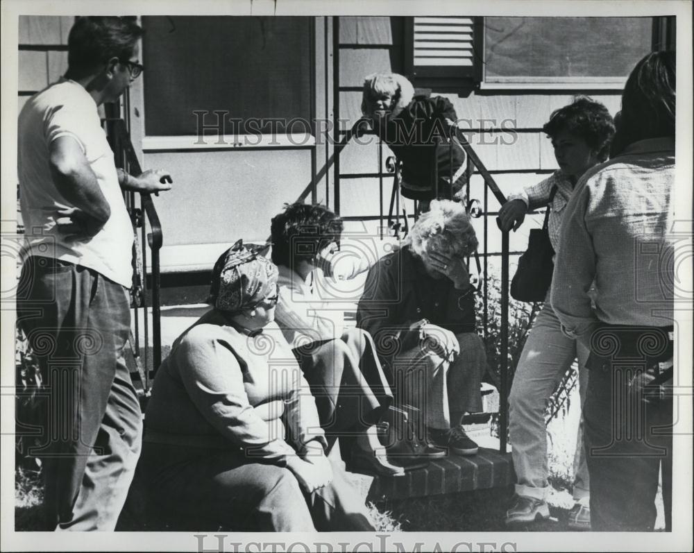 Press Photo Hanging out on the stoop - RSL07635 - Historic Images