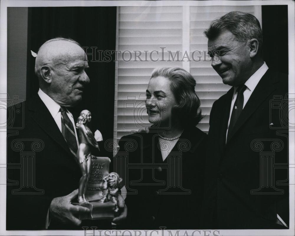 1964 Press Photo Columnist Heloise Cruse received Silver Lady Award - RSL87059 - Historic Images