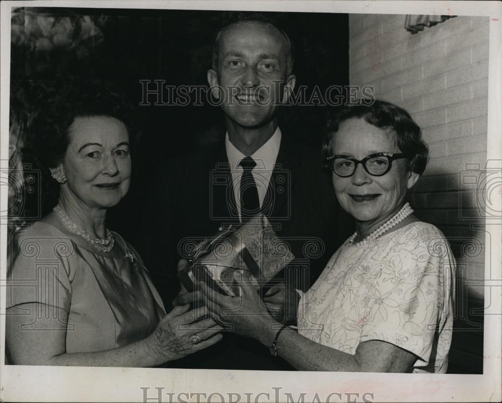 1965 Press Photo Carolyn Parker Retires After Teaching 38 Years - RSL96529 - Historic Images