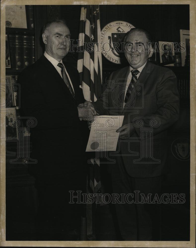 1970 Press Photo Sec of State John Davoren presented the charter - RSL84233 - Historic Images
