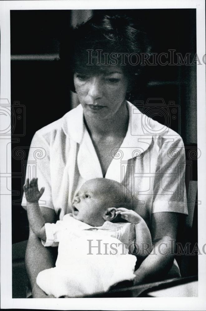 1980 Press Photo Inmate Elizabeth Miller Holds Son Mark Stephen - RSL64303 - Historic Images