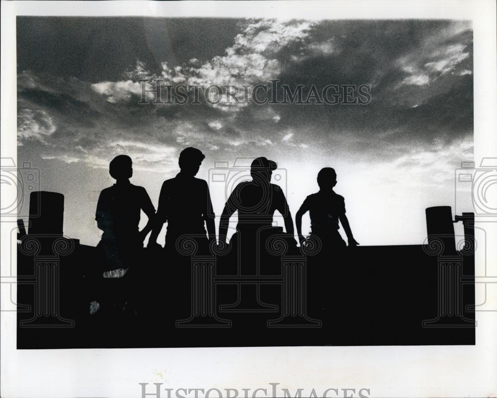 1970 Press Photo The James Henderson, Father And His Sons Work A Farm Together - Historic Images