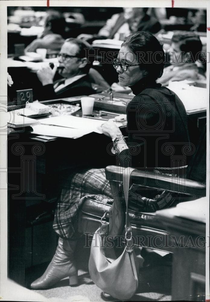 1972 Press Photo lawyer Beth Johnson wearing a layered look pull-over jumper - Historic Images