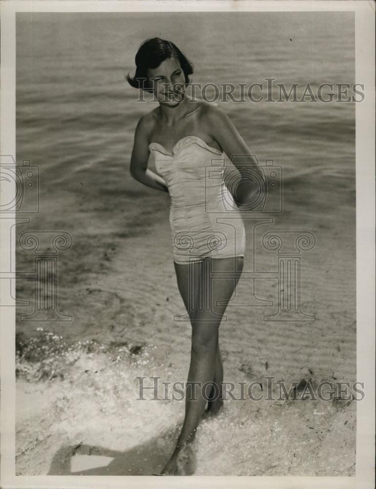 1951 Press Photo Pat Owens On beach in a swimming suit - RSL91283 - Historic Images