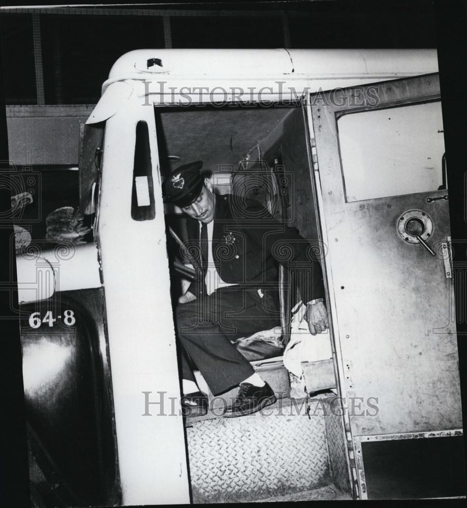 1968 Press Photo Skelly Guard Frank Seuza in armored car that was help up - Historic Images