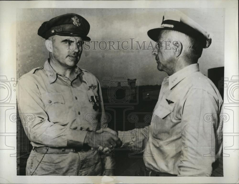 1943 Press Photo Brig Gen LF Saunders Awarded Navy Cross - RSL87949 - Historic Images