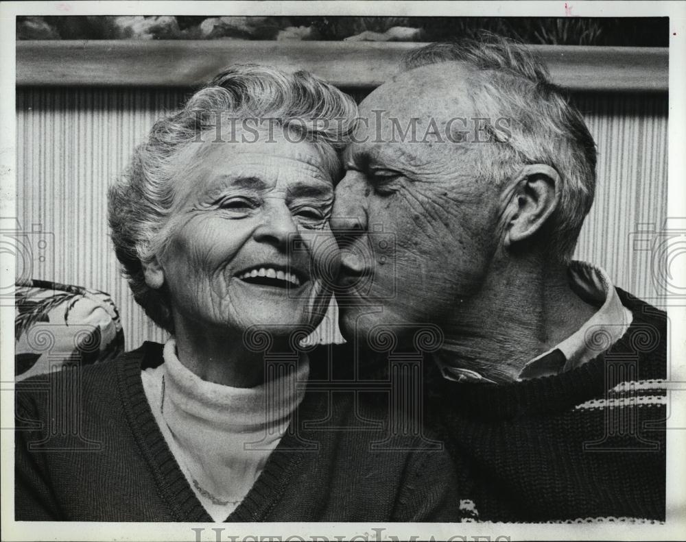 1988 Press Photo Frank McKay Kissing Wife Anne - RSL06933 - Historic Images