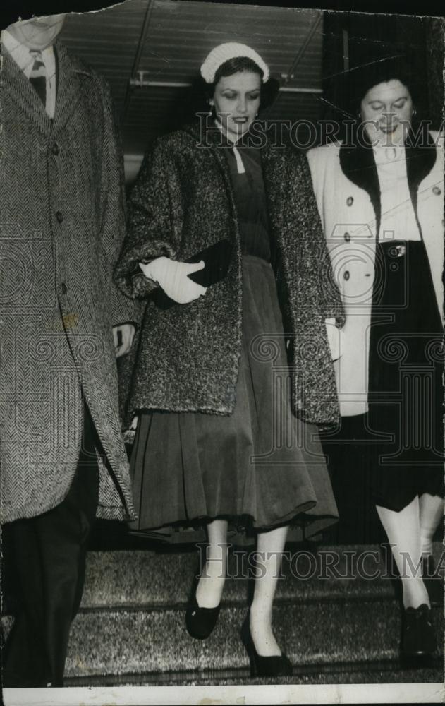 1954 Press Photo Murderer Lorraine Eaton Clark Walking Down Steps - RSL45123 - Historic Images