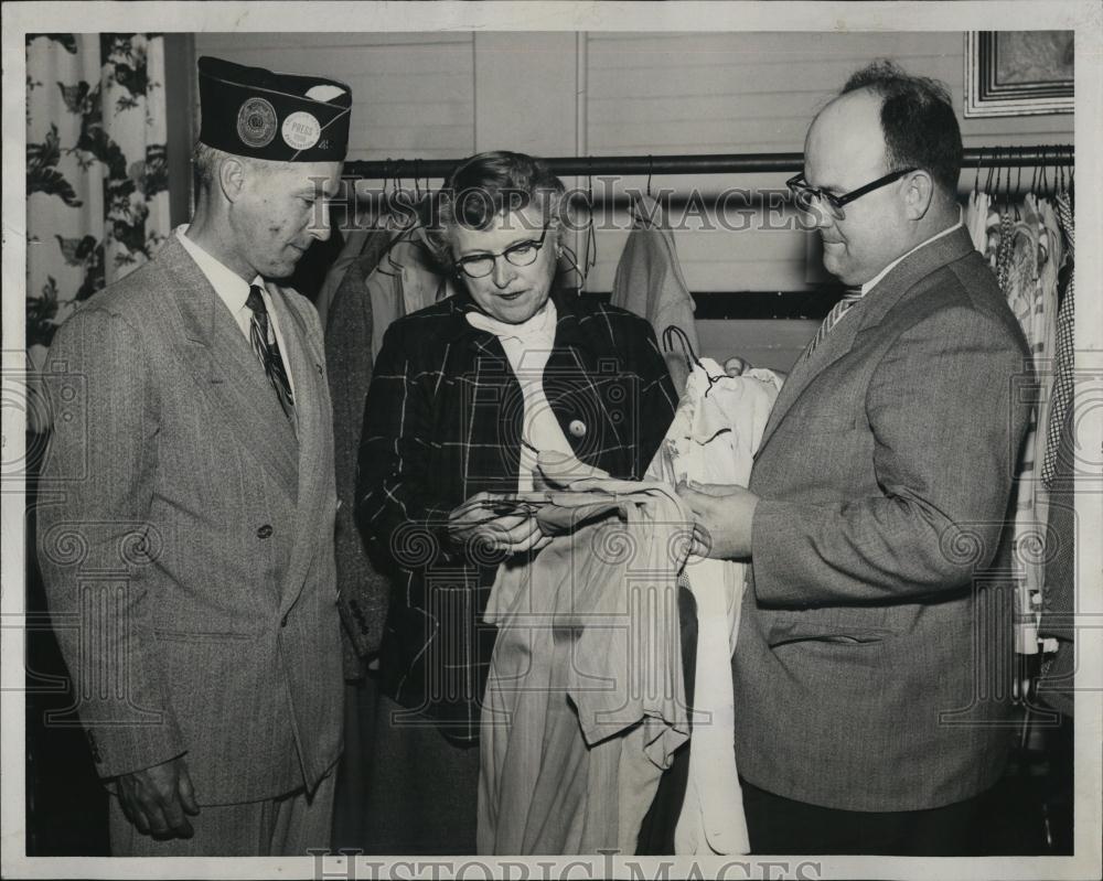 1967 Press Photo Frank J Daly Katherine Baker, Frank L Cpgan clothing donate - Historic Images