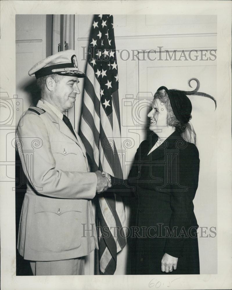 1949 Press Photo Mrs Florince S Courtney Capt WSG Davis USM - RSL02465 - Historic Images