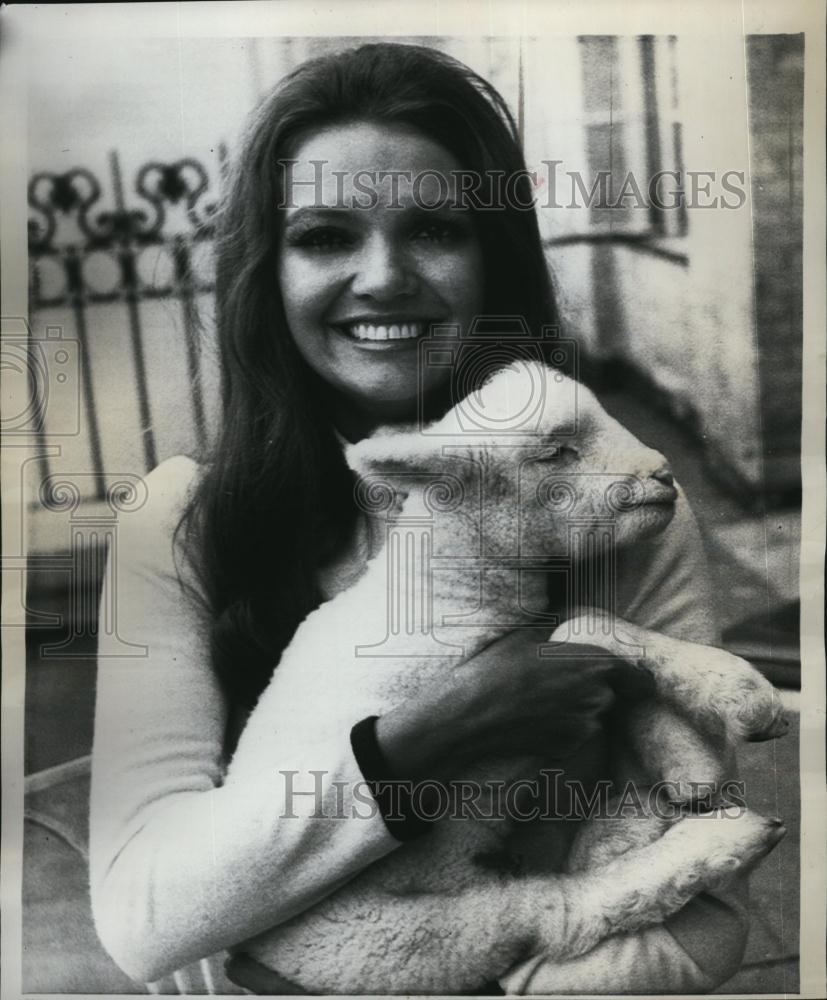 1971 Press Photo Marjorie Sharp Cuddles a lamb Utah University Graduate - Historic Images