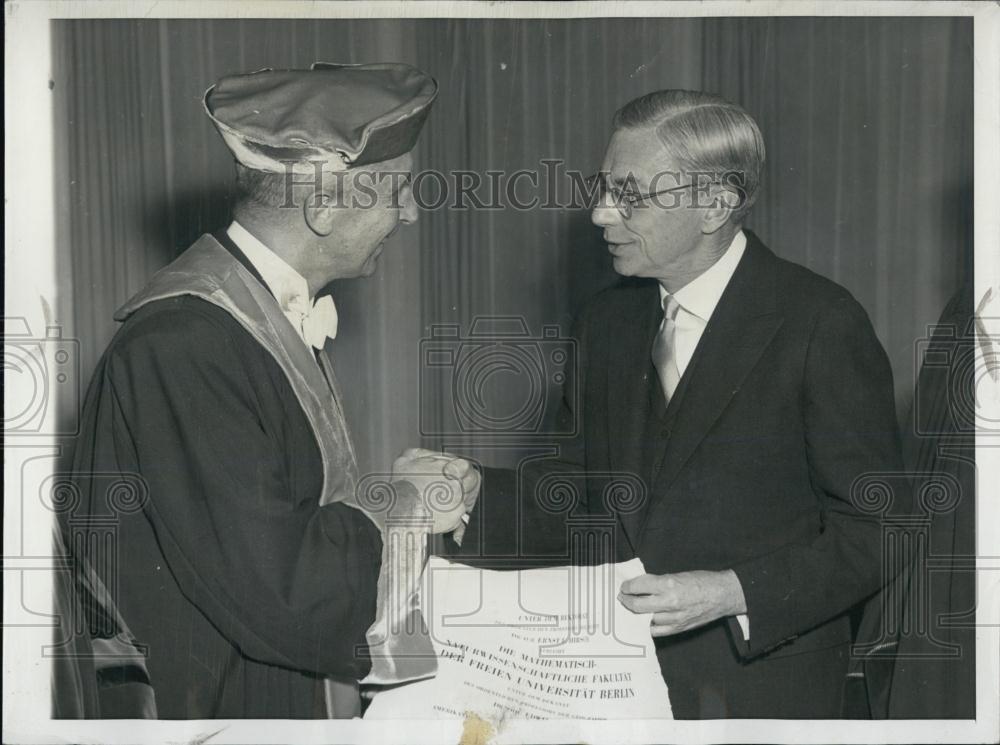 1954 Press Photo Dr Edwin Fels, Dr James Conant at Harvard - RSL05459 - Historic Images