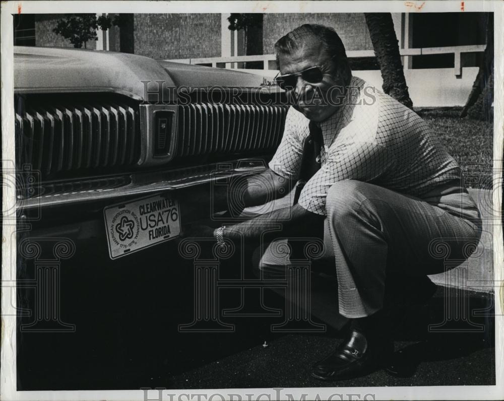 1975 Press Photo G Cazares, Clearwater Bicentennial Automobile Tag, Florida - Historic Images